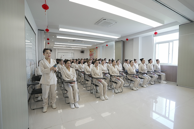 女孩子學(xué)美容：開(kāi)啟美麗事業(yè)的璀璨之門(mén)